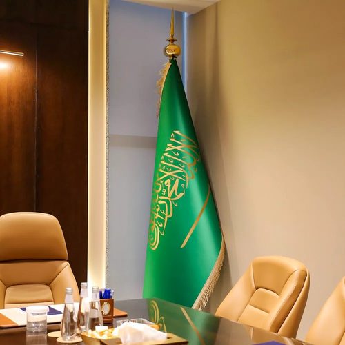 مكتب الشركة مع العلم السعودي
